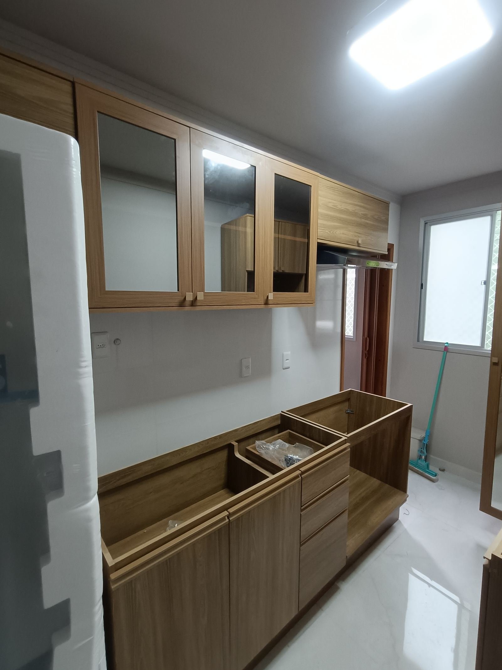 Cozinha planejada com portas de vidro - New Montagens